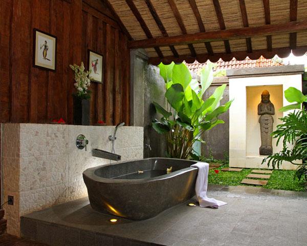 A room with a Japanese-Western style and an outdoor bathtub.
