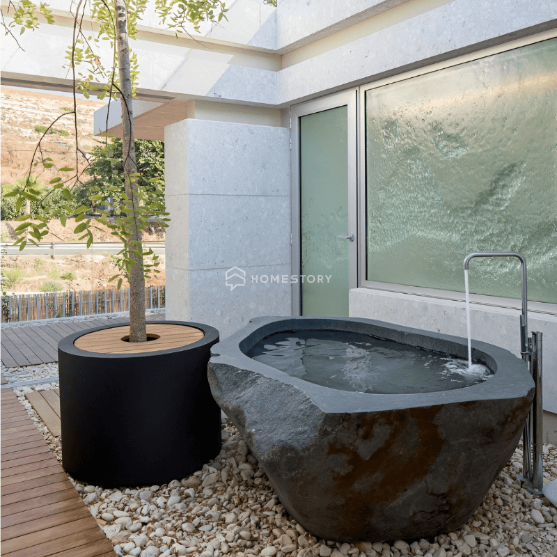 Japanese-style S-room with outdoor bathtub